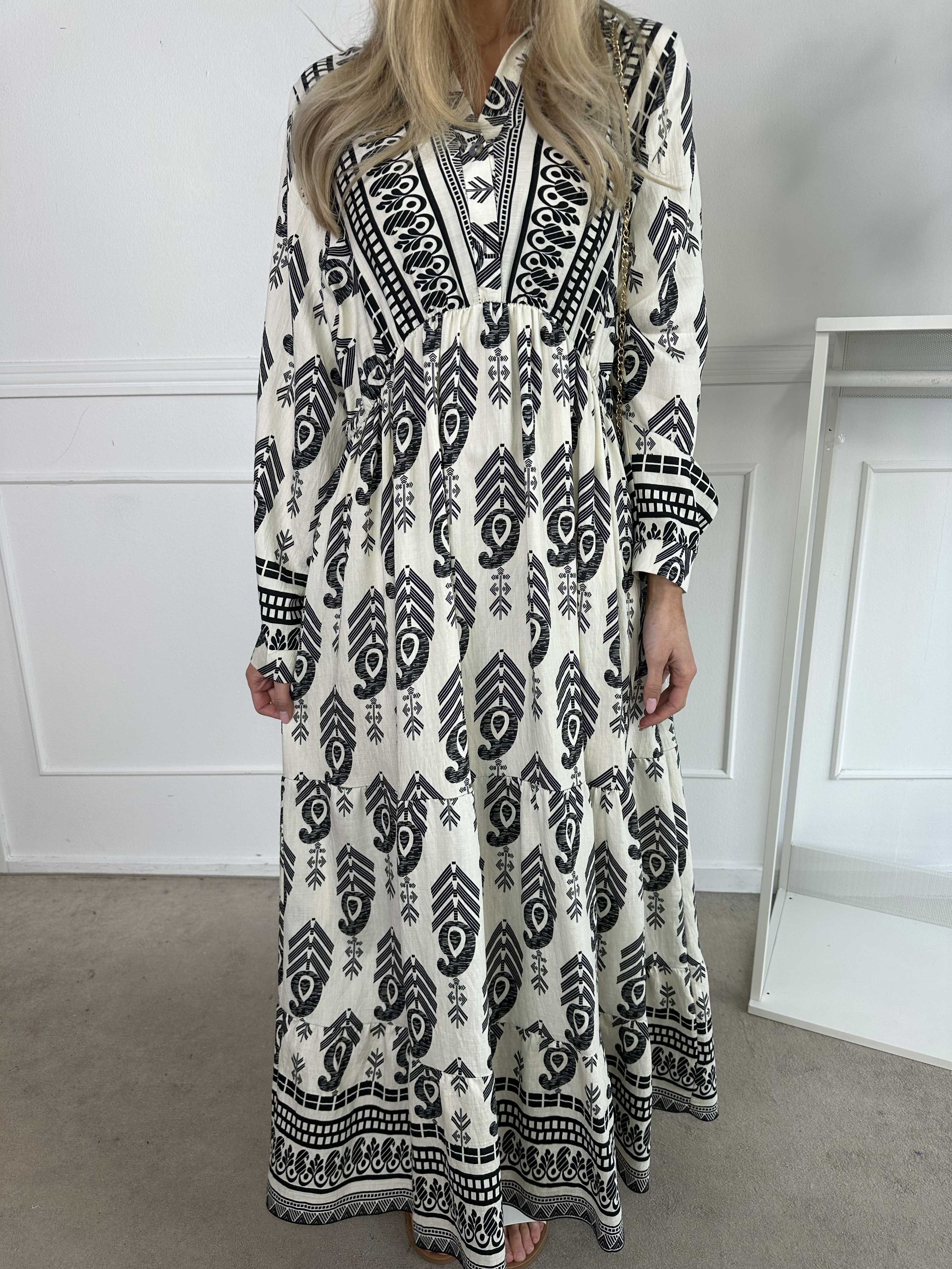 Raina - Lang mønstret kjole i viskose